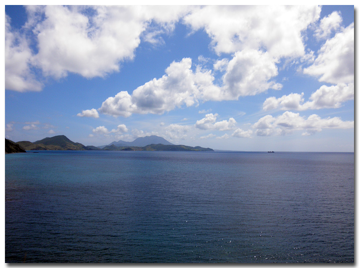 Южная часть острова St. Kitts. На альнем плане остров Nevis.